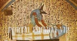 تاریخ طب در مصر باستان فرایندهای مومیایی و جراحی که به وسیله مصریهای باستان صورت می‌گرفت موجب حیرت متخصصین عصر ما شده است. بیشتر بیماریها براتی آنها شناخته شده و قابل درمان بوده است. به نظر آنها ارواح و خدایان در مسیر بیماریها نقش داشتند.